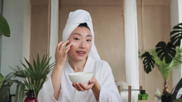 Blogerka Lub Twórczyni Treści Azjatycka Kobieta Włosami Związanymi Ręczniku Przygotowująca — Wideo stockowe