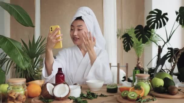 Mujer Asiática Feliz Sosteniendo Bowl Aplicando Mascarilla Blanca Hidratante Casera — Vídeo de stock