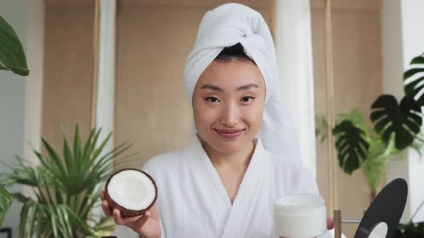 Ung Asiatisk Kvinna Vit Badrock Och Handduk Håller Hälften Kokos — Stockvideo
