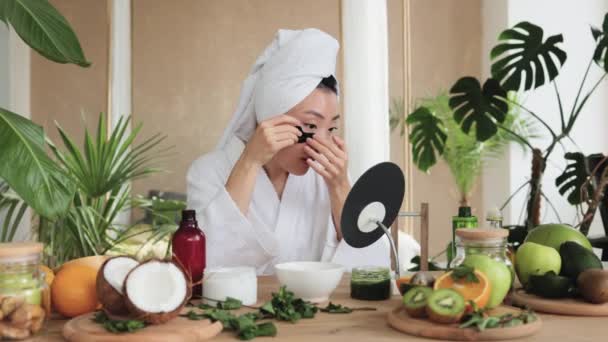 Mooie Aziatische Vrouw Handdoek Badjas Zitten Aan Tafel Met Fruit — Stockvideo