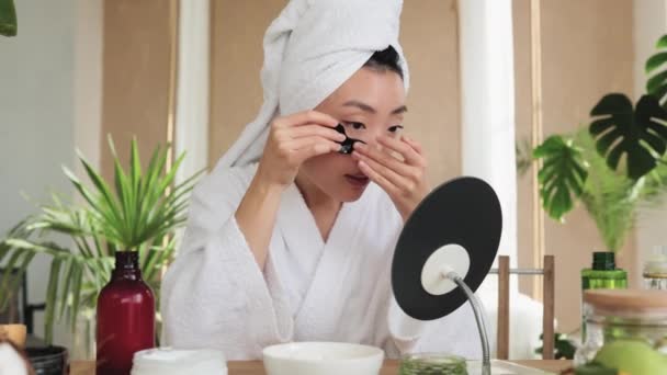 Mooie Aziatische Vrouw Handdoek Badjas Zitten Aan Tafel Met Fruit — Stockvideo
