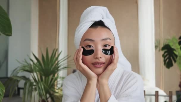 Przyjemna Azjatka Stosująca Przepaski Oczy Zabiegów Kosmetycznych Egzotycznym Tropikalnym Salonie — Wideo stockowe