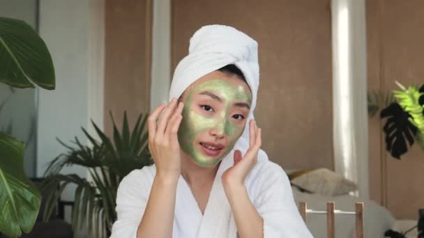 Portret Pięknej Młodej Azjatki Zieloną Maską Kosmetyczną Twarzy Ręcznikiem Głowie — Wideo stockowe