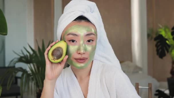 Retrato Una Hermosa Joven Asiática Con Máscara Cosmética Verde Aguacate — Vídeos de Stock