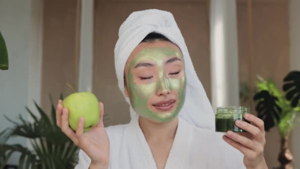Kafasında Yeşil Maskesiyle Banyo Havlusu Olan Hoş Asyalı Bir Kadın — Stok video