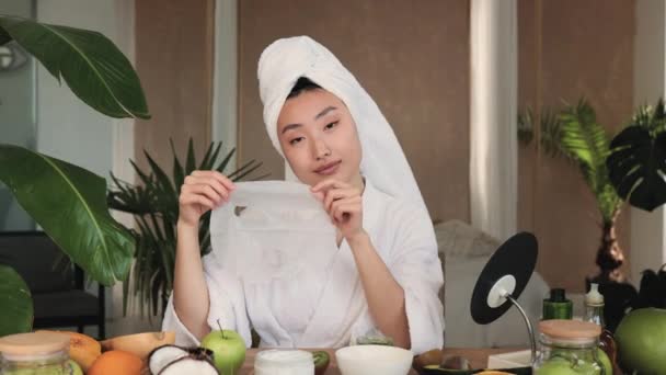 Atraktivní Mladá Asijská Dáma Drží Ruce Bavlněnou Masku Obličeje Sedí — Stock video