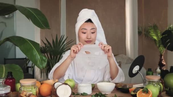 Retrato Bela Jovem Asiática Toalha Branca Sorrindo Câmera Com Lençol — Vídeo de Stock