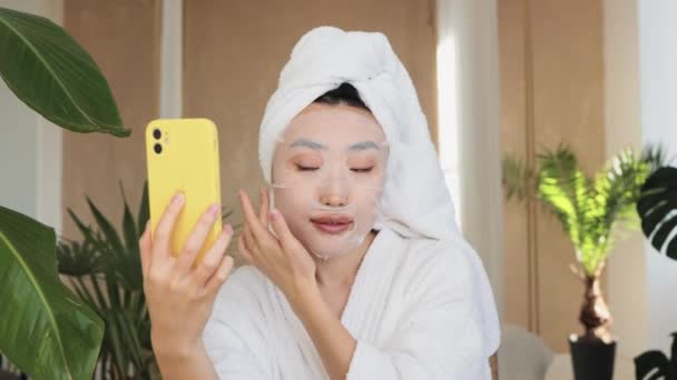 Close Retrato Feliz Mulher Asiática Blogger Segurando Telefone Aplicando Lençol — Vídeo de Stock