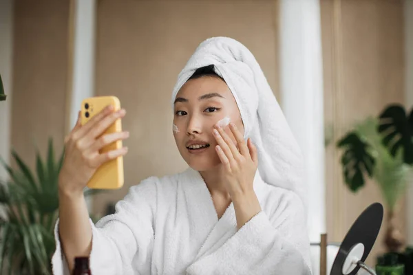 Potret Dekat Wanita Asia Yang Bahagia Memegang Mangkuk Menerapkan Masker — Stok Foto