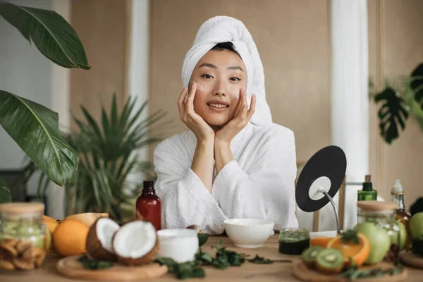 在家里用天然化妆品 自制护肤霜 在温泉度假胜地用异国情调护理头发的年轻亚洲女人的面部近景 — 图库照片