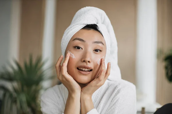 Menutup Pandangan Wajah Wanita Muda Asia Menerapkan Kosmetik Alami Rumah — Stok Foto