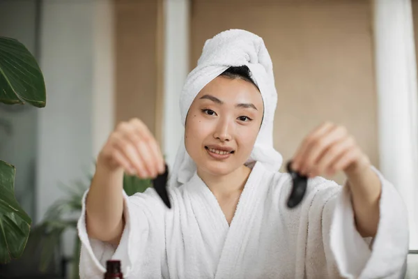 Trevlig Asiatisk Kvinna Vit Badrock Och Handduk Som Håller Ögonlappar — Stockfoto