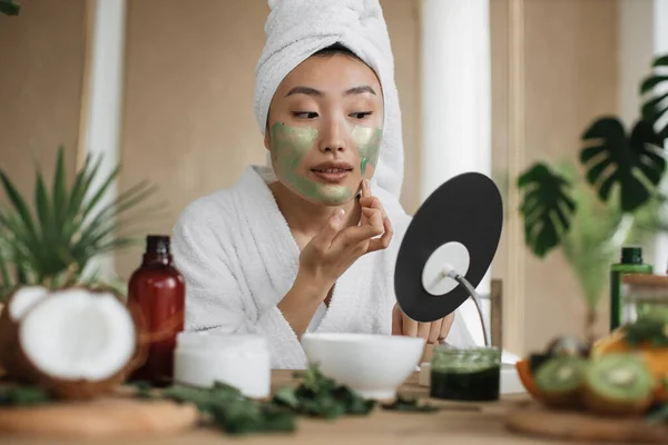 Potret Wanita Muda Asia Dengan Handuk Dengan Masker Wajah Kosmetik — Stok Foto
