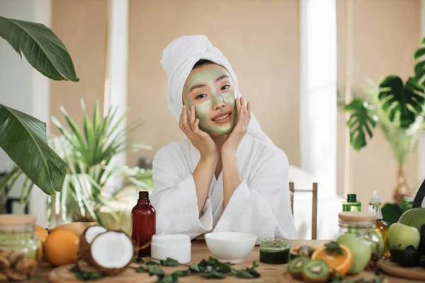 Potret Wanita Asia Muda Yang Cantik Dengan Topeng Kosmetik Hijau — Stok Foto