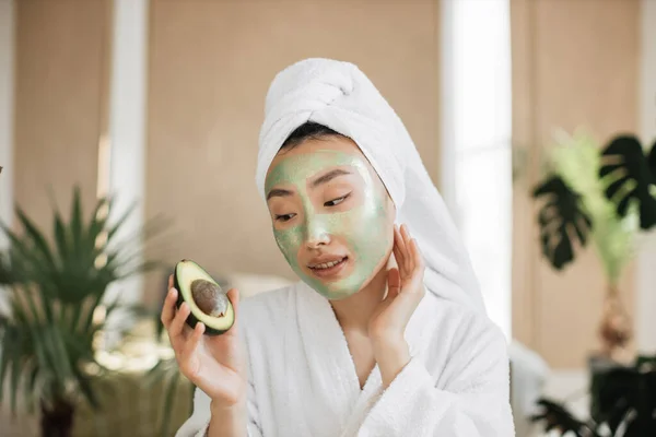 Potret Wanita Asia Muda Yang Cantik Dengan Topeng Kosmetik Hijau — Stok Foto