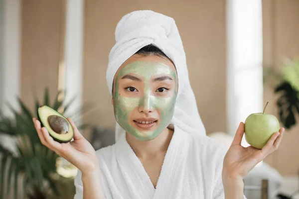Portrait Belle Jeune Femme Asiatique Avec Masque Cosmétique Vert Pomme — Photo