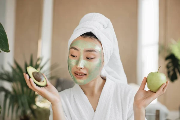 Portret Pięknej Młodej Azjatyckiej Kobiety Zieloną Maską Kosmetyczną Jabłko Awokado — Zdjęcie stockowe