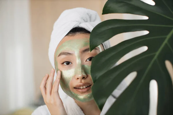 Wanita Asia Yang Sehat Muda Dengan Topeng Kosmetik Hijau Wajah — Stok Foto