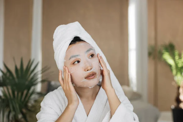 Retrato Bela Jovem Mulher Asiática Com Lençol Máscara Algodão Rosto — Fotografia de Stock