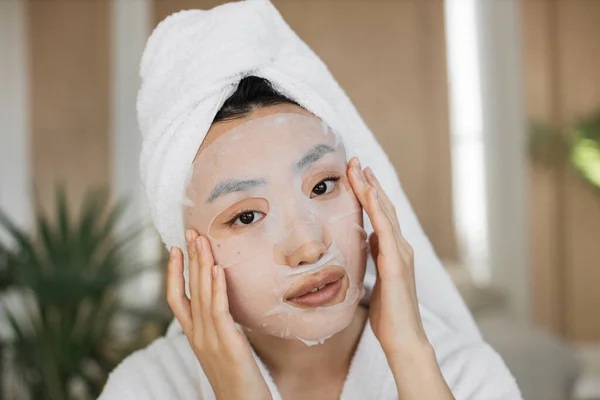 Saudável Jovem Asiático Fêmea Com Lençol Máscara Algodão Rosto Toalha — Fotografia de Stock