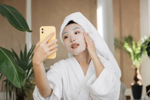 Bloger Perempuan Asia Yang Sehat Memegang Smartphone Menerapkan Lembaran Topeng — Stok Foto