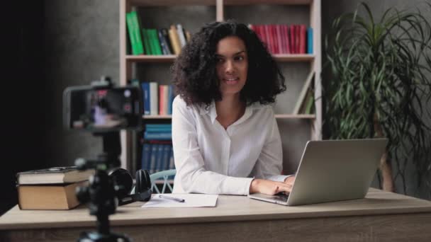 Gyönyörű Vegyes Verseny Fehér Ingben Asztalnál Dolgozik Laptop Felvétel Videó — Stock videók