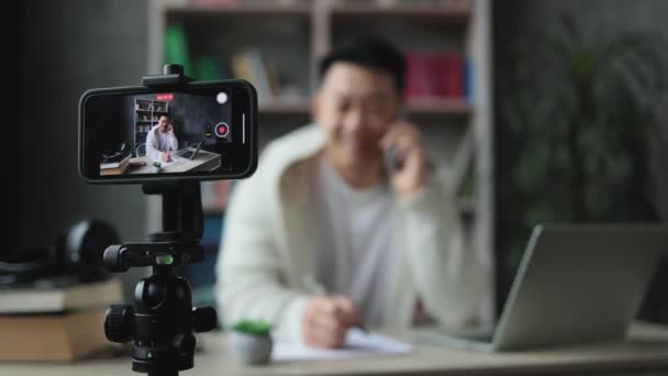 Konzentrieren Sie Sich Auf Den Smartphone Bildschirm Attraktiver Asiatischer Mann — Stockvideo