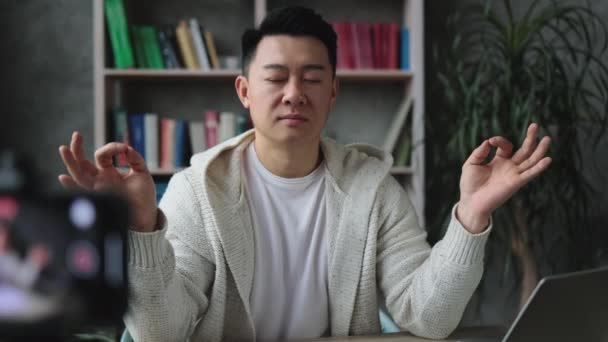 Entspannter Junger Asiatischer Mann Freizeitkleidung Sitzt Arbeitsplatz Mit Modernem Laptop — Stockvideo