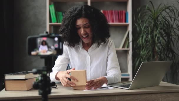 Glückliche Bloggerin Packt Geschenke Von Firmen Aus Und Macht Live — Stockvideo