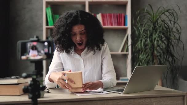 Afroamerykanka Robi Transmisję Żywo Rozpakowując Pudełko Nowym Inteligentnym Zegarkiem Kobieta — Wideo stockowe