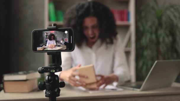 Focus Smartphone Scherm Afrikaanse Amerikaanse Vrouw Doet Live Stream Tijdens — Stockvideo