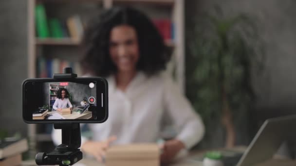 Concentrati Sullo Schermo Dello Smartphone Piacevole Donna Multinazionale Che Filma — Video Stock