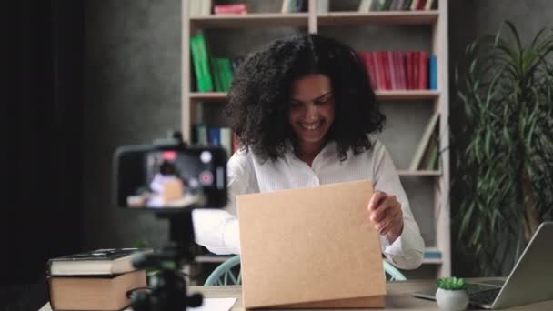 Wanita Multikultural Merekam Video Kamera Telepon Sambil Membongkar Kotak Dengan — Stok Video