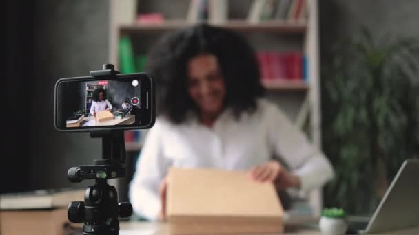 Εστίαση Στην Οθόνη Του Έξυπνου Τηλεφώνου Γυναίκα Καταγραφή Βίντεο Στην — Αρχείο Βίντεο