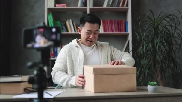 Happy Aziatische Mannelijke Blogger Het Uitpakken Van Geschenkdozen Presenteert Van — Stockvideo