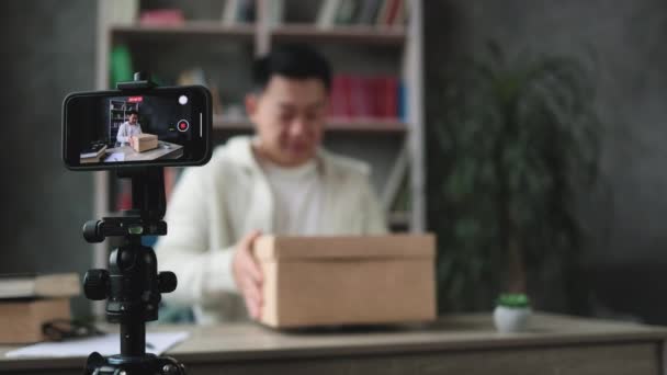 Konzentrieren Sie Sich Auf Smartphone Bildschirm Glückliche Asiatische Männliche Blogger — Stockvideo