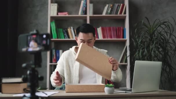 Asiatique Homme Enregistrement Vidéo Sur Caméra Téléphonique Tout Déballant Boîte — Video