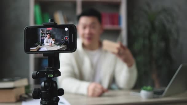 Céntrate Pantalla Del Teléfono Inteligente Feliz Hombre Asiático Video Casual — Vídeos de Stock