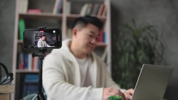 Concentrez Vous Sur Écran Smartphone Agréable Jeune Homme Asiatique Travaillant — Video