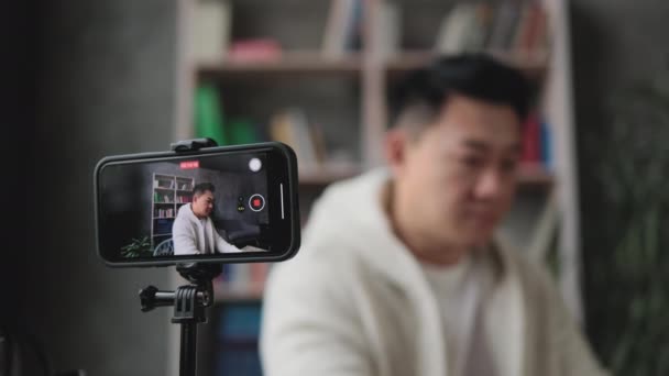 Focus Smartphone Scherm Aangename Jonge Aziatische Man Die Werkt Laptop — Stockvideo
