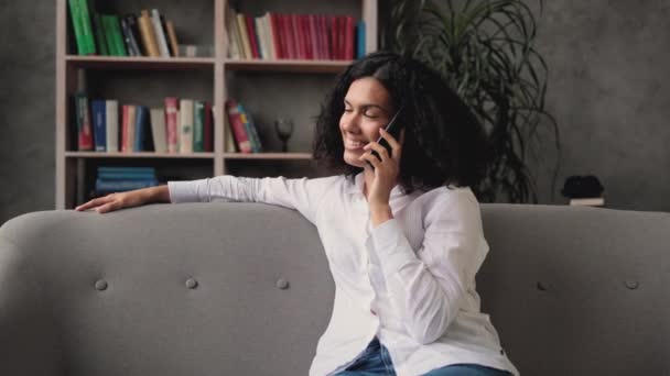 Gyönyörű Fiatal Alkalmi Viselet Beszél Okostelefonon Miközben Pihen Kényelmes Kanapén — Stock videók