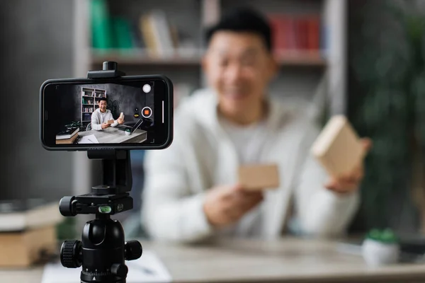 Сосредоточьтесь Экране Смартфона Счастливый Азиатский Человек Случайном Износа Записи Видео — стоковое фото
