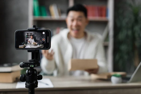 Koncentrálj Okostelefonos Képernyőre Elmosódott Fiatal Ázsiai Férfi Alkalmi Videokazettával Miközben — Stock Fotó