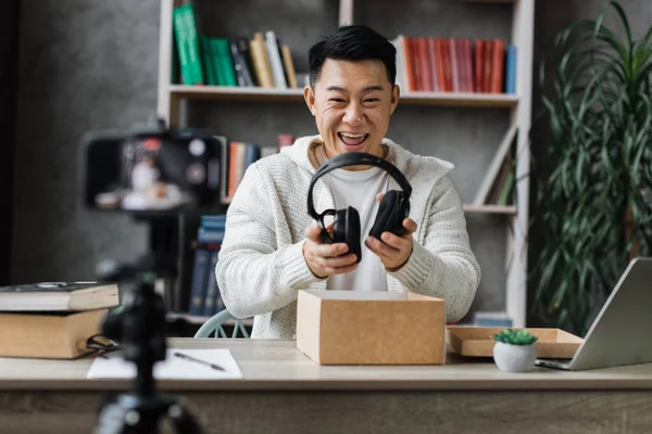Hombre Asiático Grabando Vídeo Cámara Del Teléfono Mientras Desempaqueta Caja — Foto de Stock