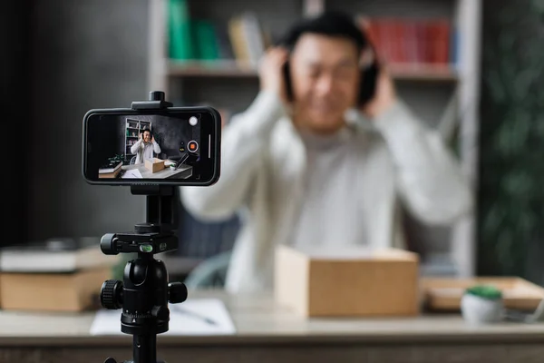 Fokusera Smartphone Skärmen Asiatisk Man Spela Video Telefon Kamera När — Stockfoto
