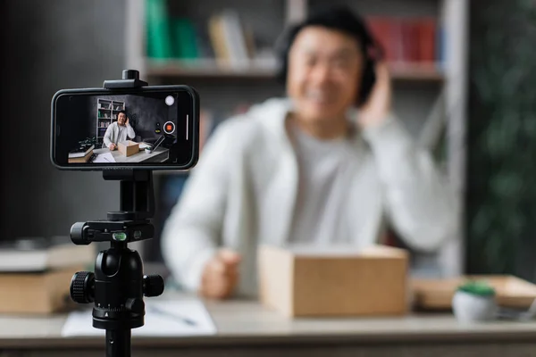 Foco Tela Smartphone Homem Asiático Gravando Vídeo Câmera Telefone Enquanto — Fotografia de Stock