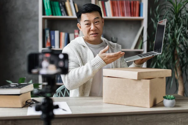 Hombre Asiático Grabación Vídeo Cámara Del Teléfono Mientras Desempaqueta Caja —  Fotos de Stock