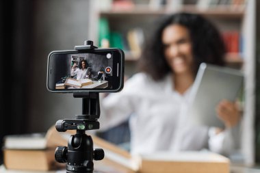 Akıllı telefon ekranına odaklan. Yeni kablosuz tabletle kutuları açarken kameraya video kaydeden kadın. Abonelerle kadın etkileri paylaşan kişi, yeni düzen hakkındaki olumlu görüşlerini paylaşıyor.