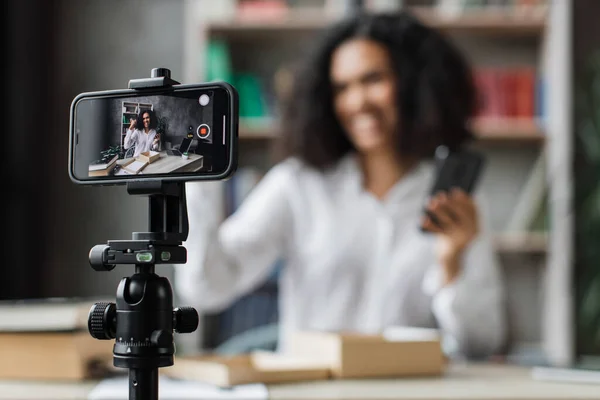 Сосредоточьтесь Экране Смартфона Приятной Многонациональной Женщине Снимающей Видео Современную Камеру — стоковое фото