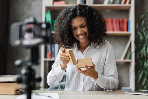 Mutlu kadın blogcu şirketlerin hediye kutularını açıyor ve canlı yayın yapıyor. İçerik yaratmak için akıllı telefon kamerası kullanan çok uluslu bir kadın.